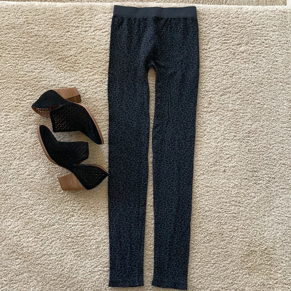 Black & Grey Animal Print Leggings - Picture 4 of 4